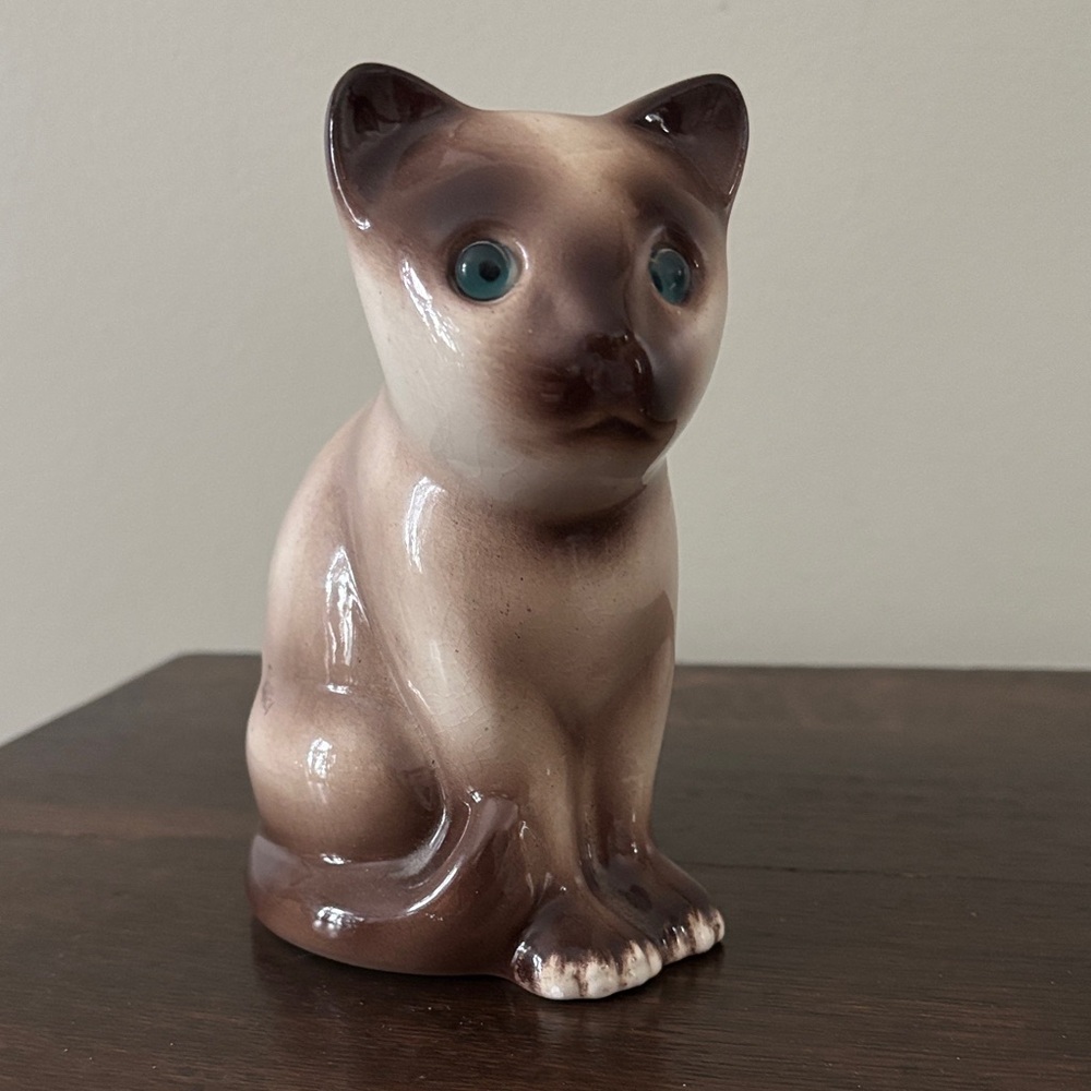 Vintage ELPA Alcobaca Art Pottery Ceramic Glass Eyes Siamese Cat Figurine